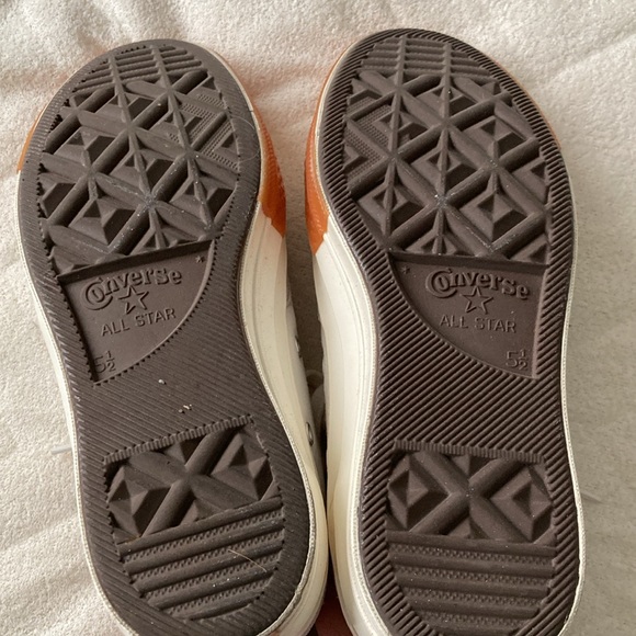 Chuck Taylor Converse - Picture 4 of 6